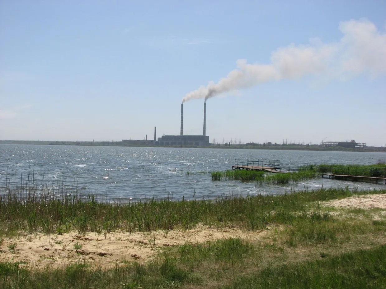 Росіяни пошкодили дамбу Курахівського водосховища на Донеччині, вода підступає до населених пунктів