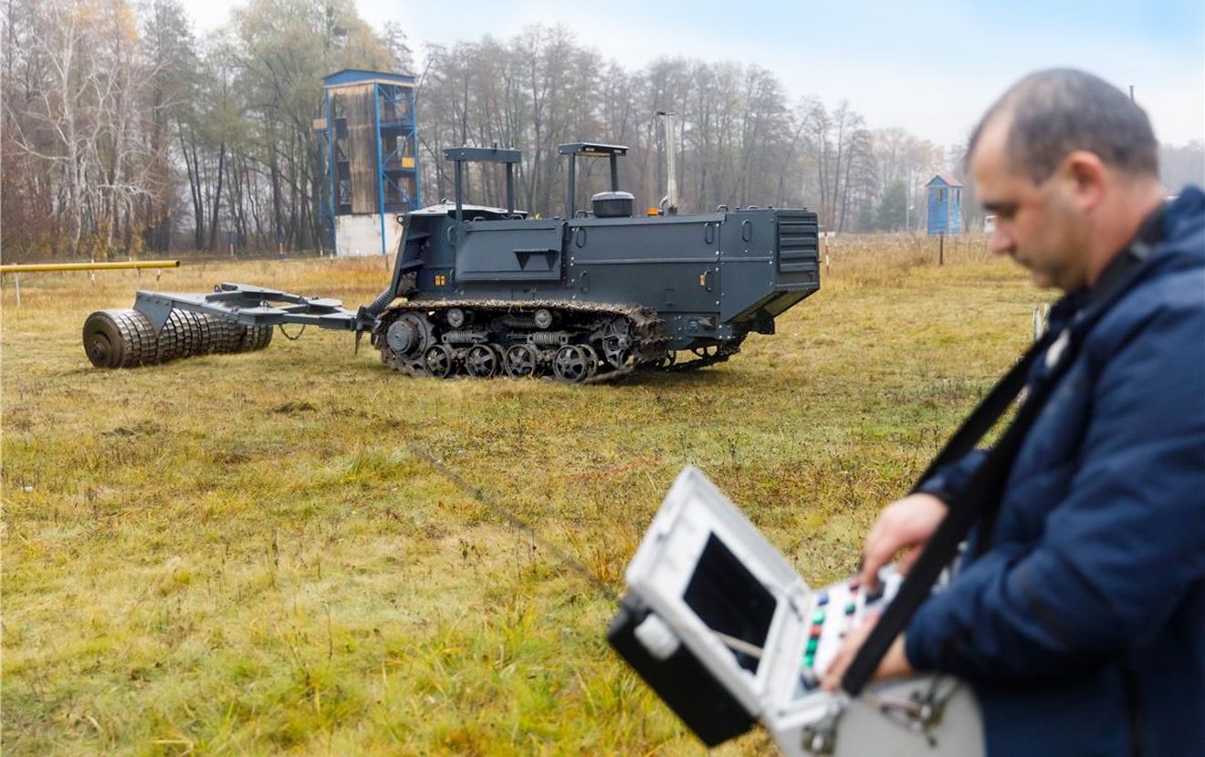 Украина активизирует разминирование для возрождения фермерских земель, разрушенных войной, — Bloomberg