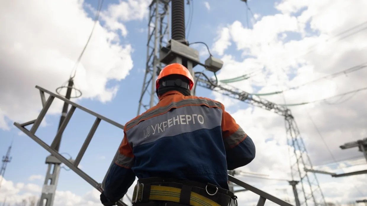 Россия массированно атакует энергообъекты по всей Украине, вводятся экстренные отключения света