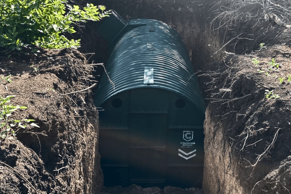 Сталеві фортеці від Метінвесту зберігають життя військових. В Силах оборони вони слугують підземними шпиталями, командними пунктами, укриттями операторів дронів