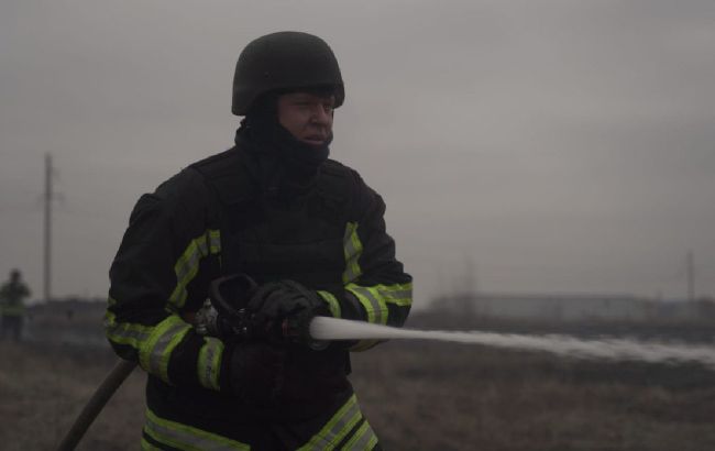 Атака врага на Киев: после работы ПВО спасатели ликвидируют последствия падения обломков (ФОТО)