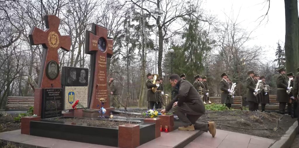Президент Украины почтил память Героев Крут и павших воинов