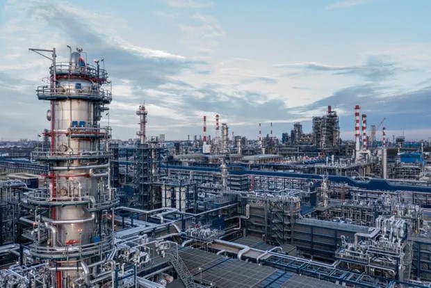 Українські дрони уразили нафто- та газопереробний заводи у двох областях РФ – джерело