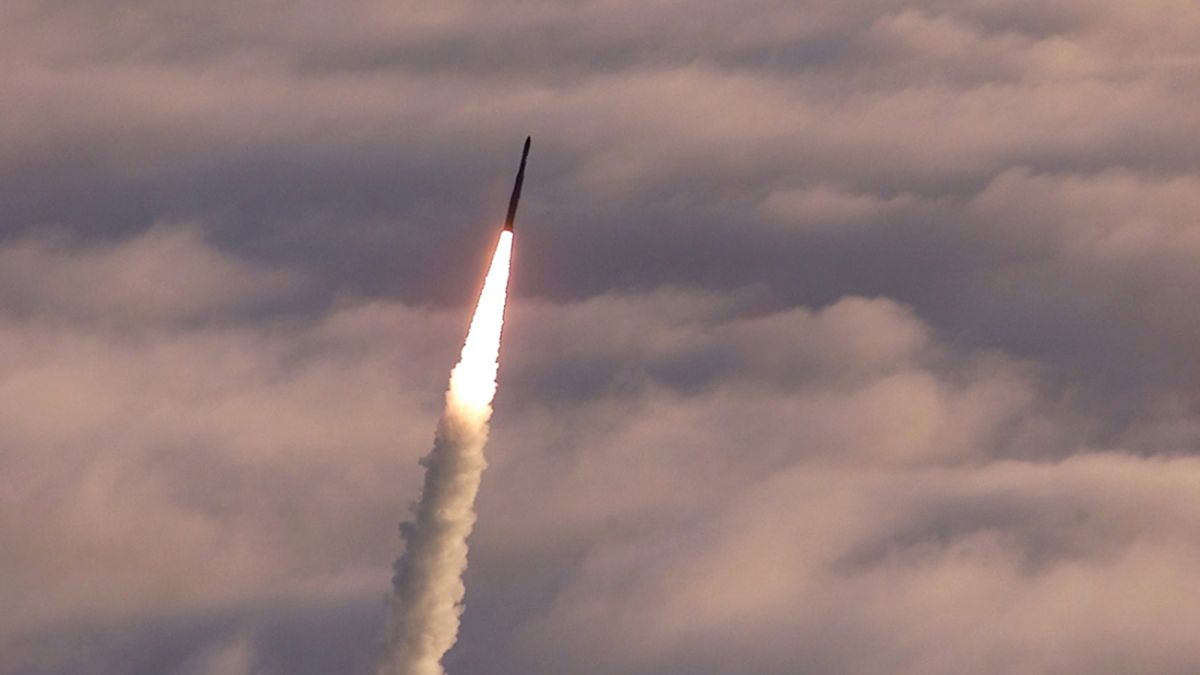 Росіяни вдарили по центру Ізюма балістикою, є загиблі та поранені Росіяни вдарили по центру Ізюма балістикою, є загиблі та поранені
