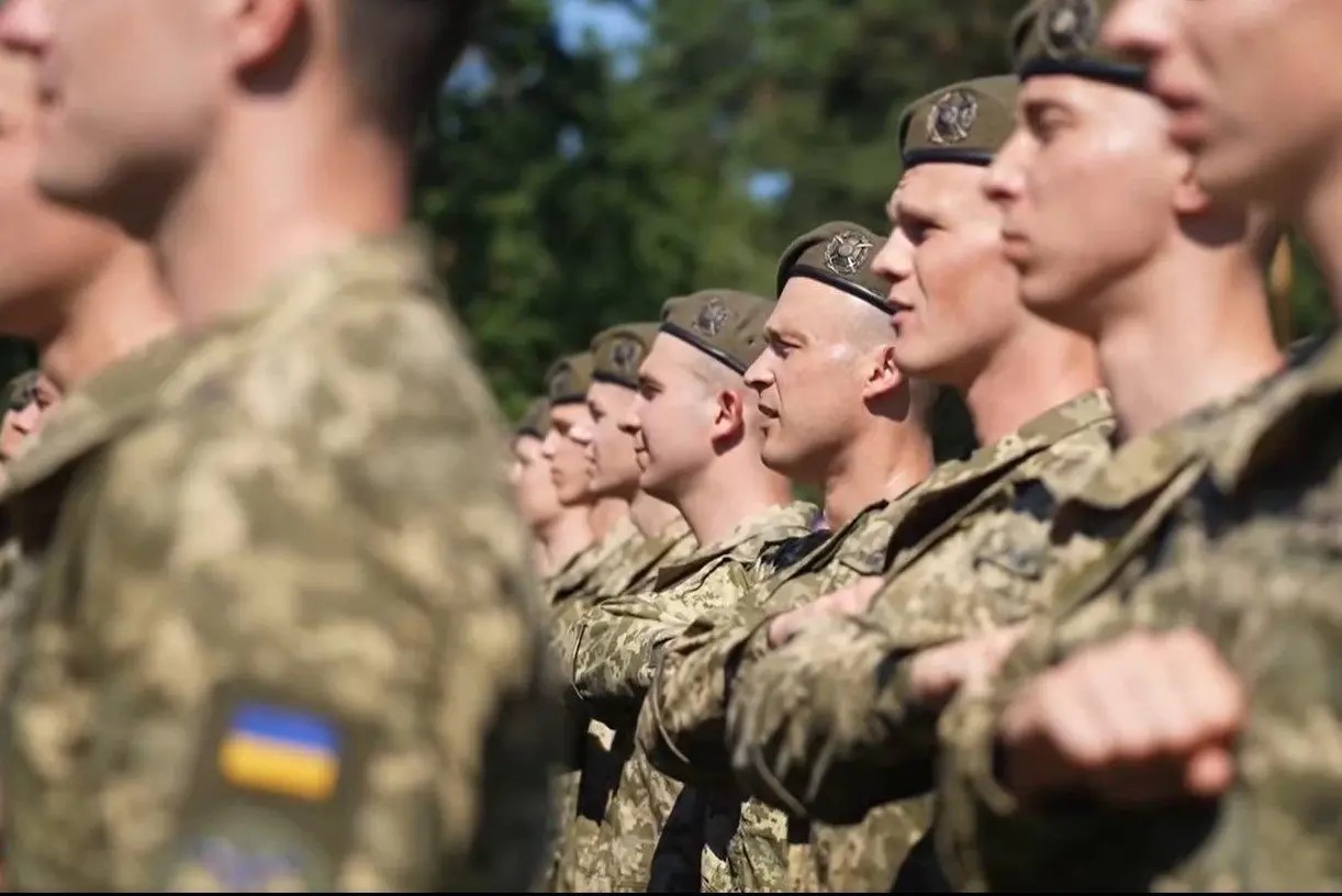 Контрактники 18-24 лет будут занимать только боевые должности — Минобороны