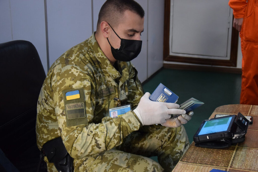 Чоловіки, які перевозять гуманітарну та медичну допомогу, перетинатимуть кордон на загальних підставах