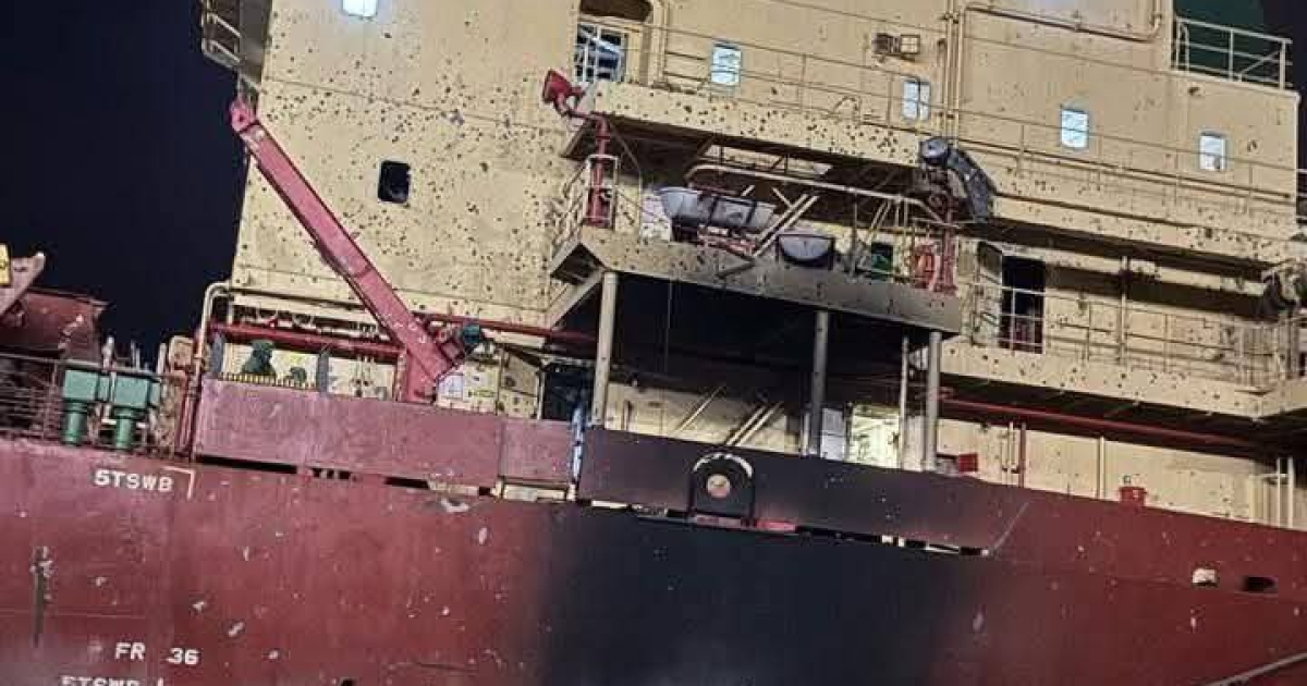 Росія вдарила по Одесі, атакувала балістикою Одеський порт. Є загиблі моряки, пошкоджено іноземне судно Росія вдарила по Одесі, атакувала балістикою Одеський порт. Є загиблі моряки, пошкоджено іноземне судно