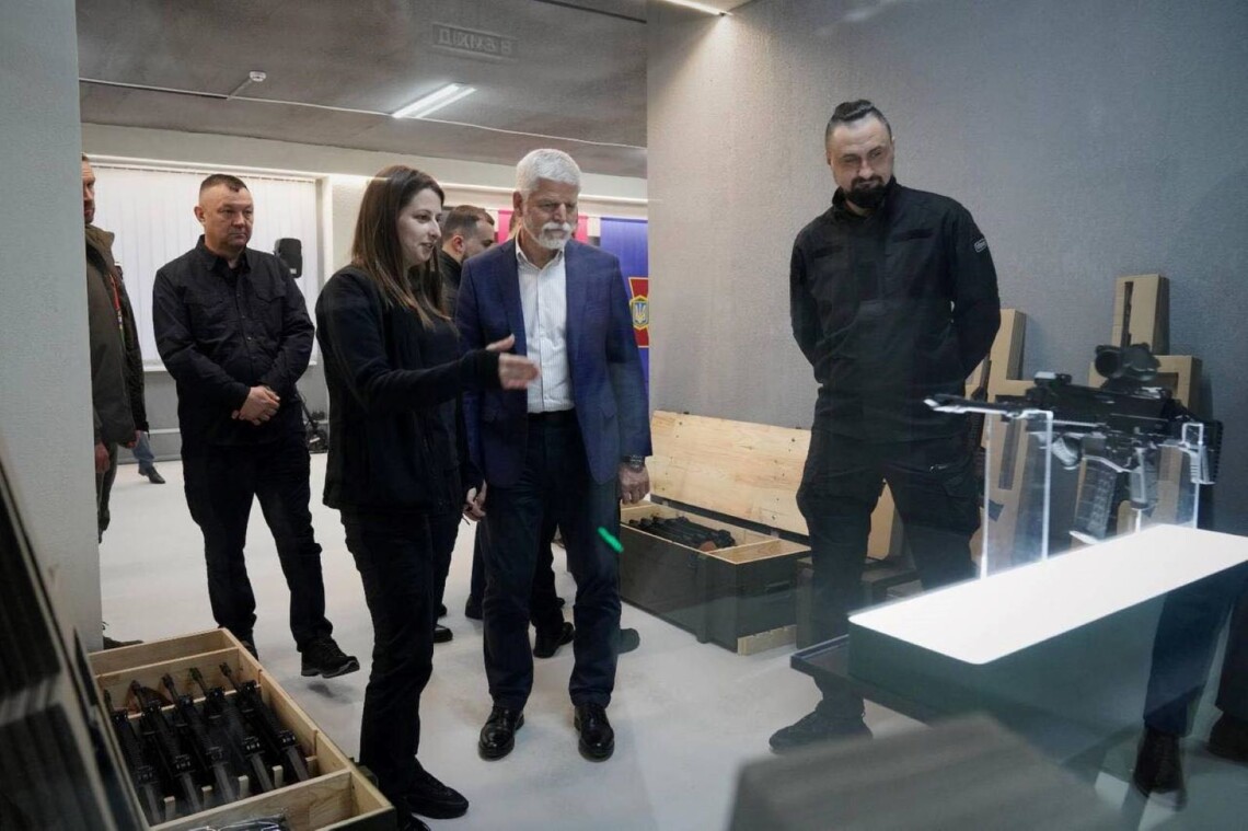 Президенту Чехии показали производство винтовок Bren-2 в Украине