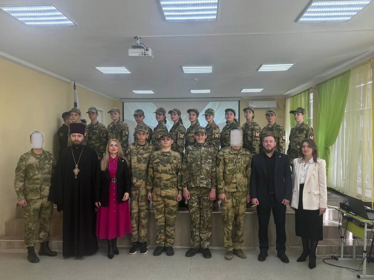 В Бердянске оккупанты заставляют школьников приносить присягу российской армии В Бердянске оккупанты заставляют школьников приносить присягу российской армии