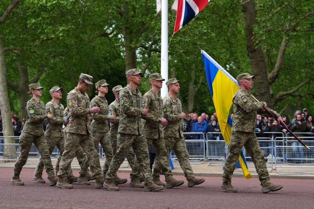 Українські військові приєдналися до лондонської ходи з нагоди 80-ї річниці Дня перемоги (ВІДЕО)