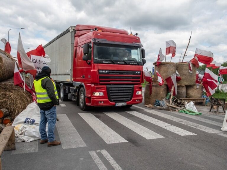 Через КПП на кордоні, де поляки відновили протест, за ніч виїхали тільки вісім українських фур – ДПСУ Через КПП на кордоні, де поляки відновили протест, за ніч виїхали тільки вісім українських фур – ДПСУ