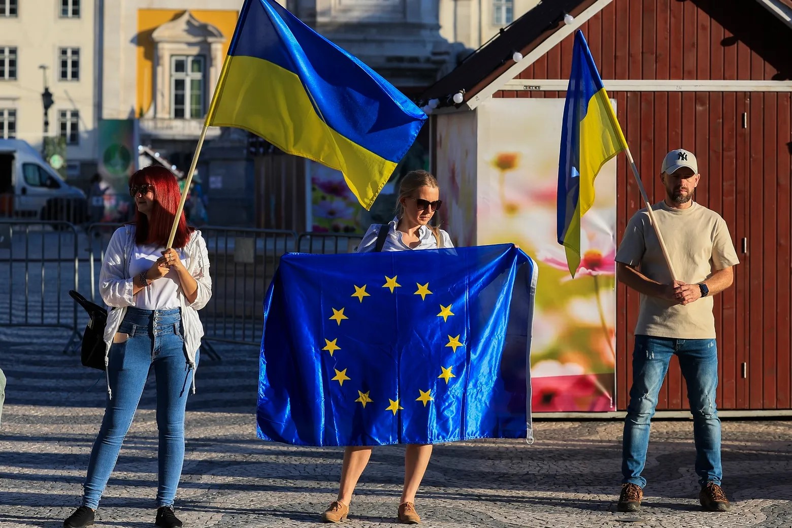 Временную защиту украинцев в ЕС продлят до 2027 года: официальная позиция Еврокомиссии Временную защиту украинцев в ЕС продлят до 2027 года: официальная позиция Еврокомиссии