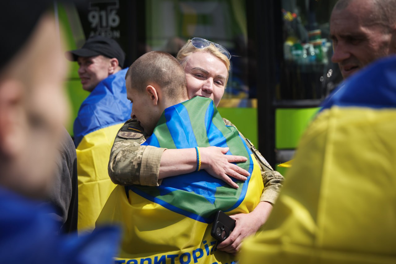 Україна повернула з полону нову групу захисників. Серед них ті, кого вважали зниклими безвісти