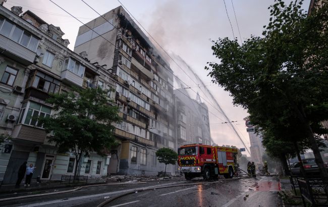 РФ обстріляла Київ: загинули двоє людей, спалахнули пожежі. Наслідки фіксують у восьми районах столиці (ФОТО)