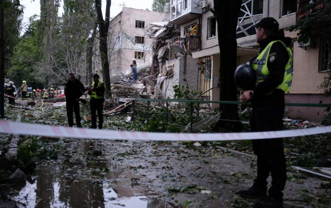 Через нічну атаку РФ у Києві знову зросла кількість загиблих до 15 осіб з них двоє дітей. Ще 135 людей постраждали, серед яких – 14 дітей Через нічну атаку РФ у Києві знову зросла кількість загиблих до 15 осіб з них двоє дітей. Ще 135 людей постраждали, серед яких – 14 дітей