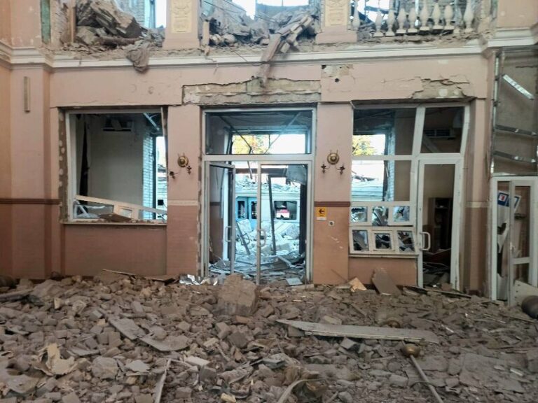 Лозову атакувалий понад 30 ударних безпілотників ворога: загинув залізничник, зазнав пошкоджень вокзал