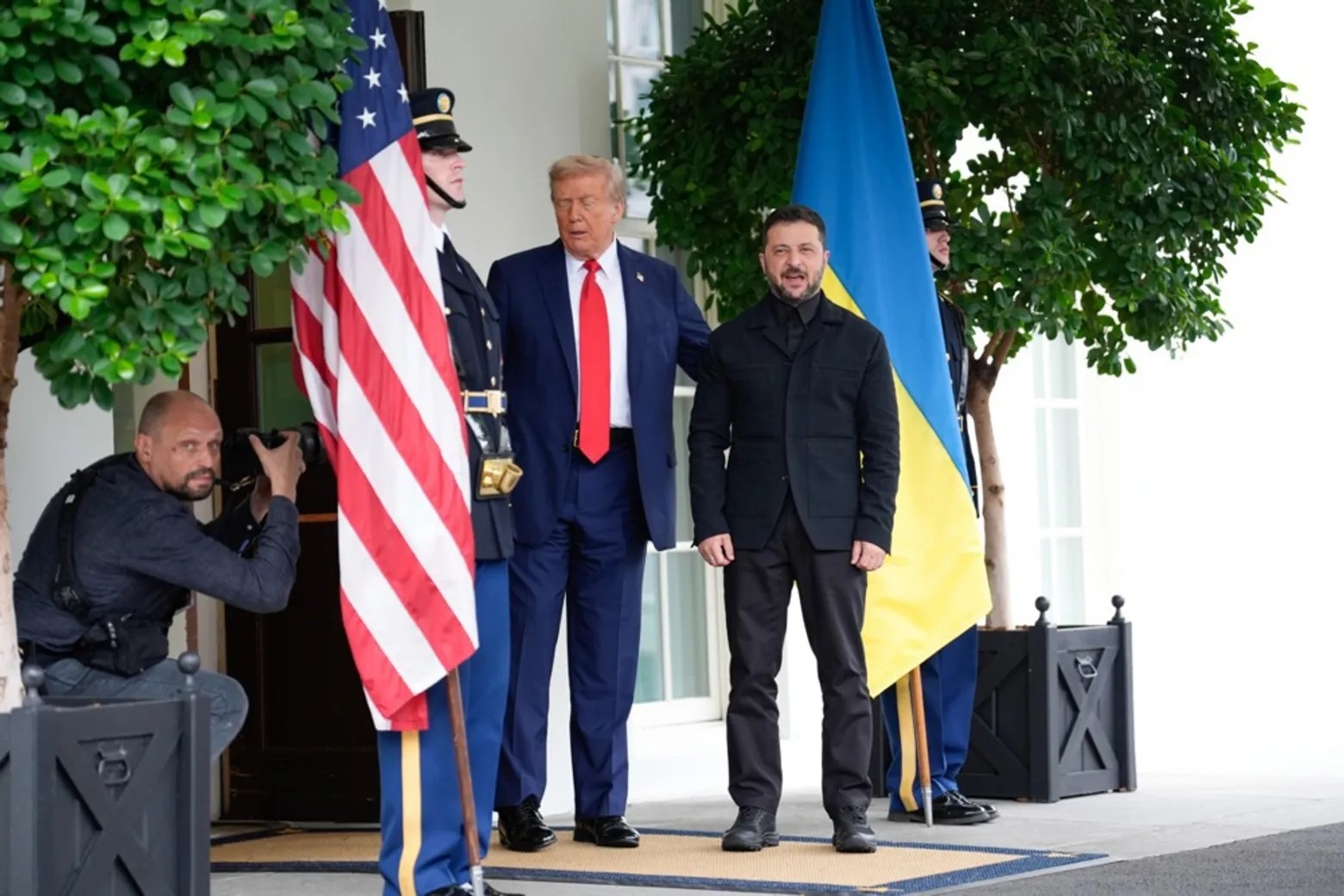 Зеленський прибув до Білого дому, де його особисто зустрів Трамп