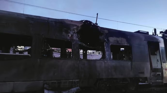 Росіяни вдарили по цивільному парку потягів «Інтерсіті+»:вирувала масштабна пожежа – один поїзд суттєво ушкоджено – Укрзалізниця
