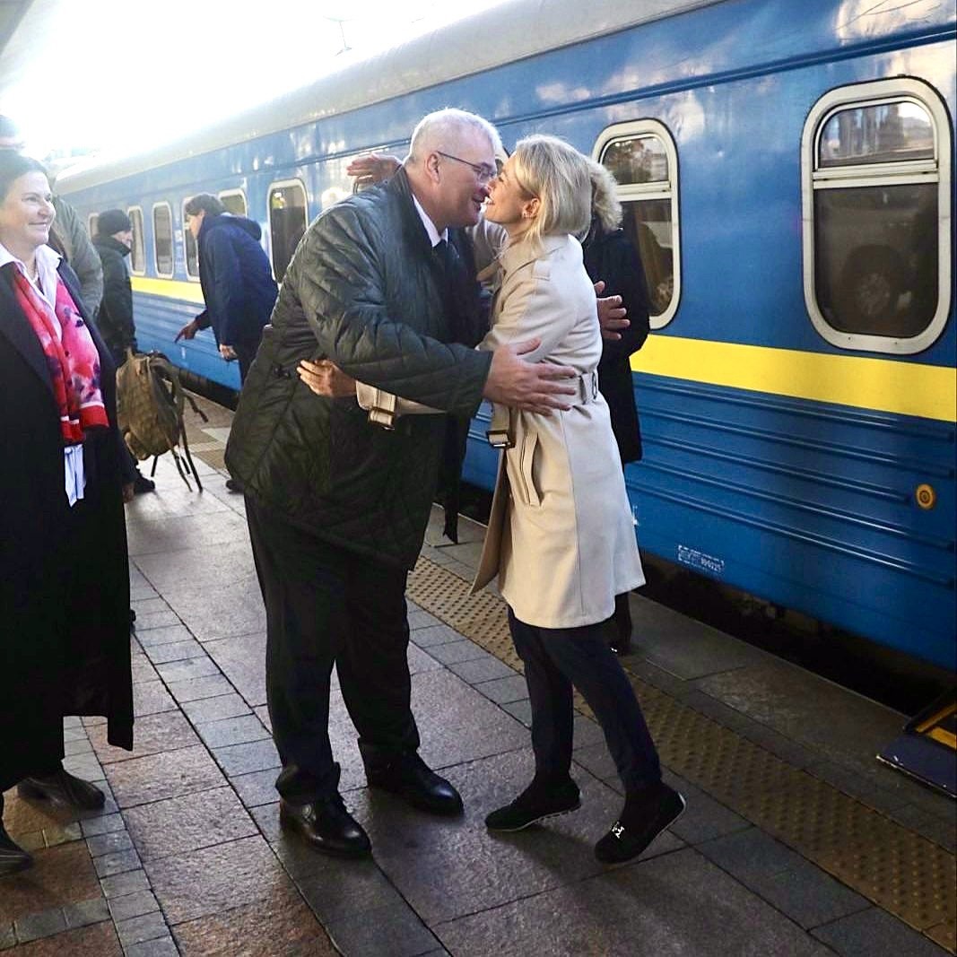 До Києва приїхала очільниця дипломатії ЄС Кая Каллас. Євросоюз хоче виділити для України €100 мільйонів на укриття і генератори