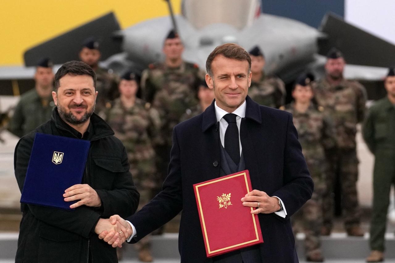 Зеленський і Макрон підписали «історичний» документ про посилення оборони України:придбаємо 100 літаків Rafale F4 до 2035 року та системи ППО SAMP-T Зеленський і Макрон підписали «історичний» документ про посилення оборони України:придбаємо 100 літаків Rafale F4 до 2035 року та системи ППО SAMP-T