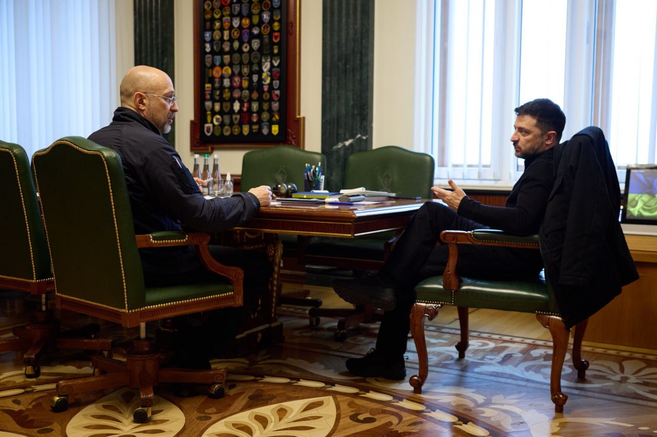 Володимир Зеленський доручив Денису Шмигалю підготувати зміни до планів оборони України Володимир Зеленський доручив Денису Шмигалю підготувати зміни до планів оборони України