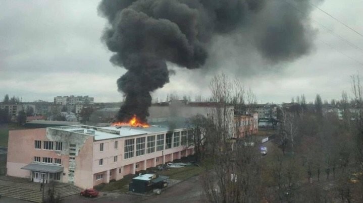 Росіяни вдарили безпілотниками по спортивній школі у Шостці, де тренувалися діти (ФОТО)