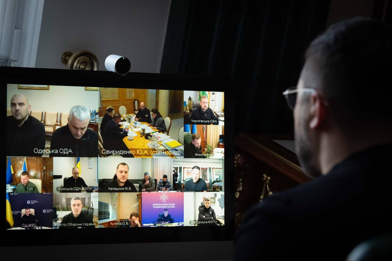 Близько 4000 будинків у Києві досі без тепла, майже 60 % столиці – без електрики – Зеленський
