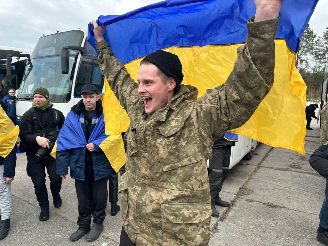 The second day of the exchange. 300 more soldiers and two civilian Ukrainians were liberated from Russian captivity (PHOTOS)