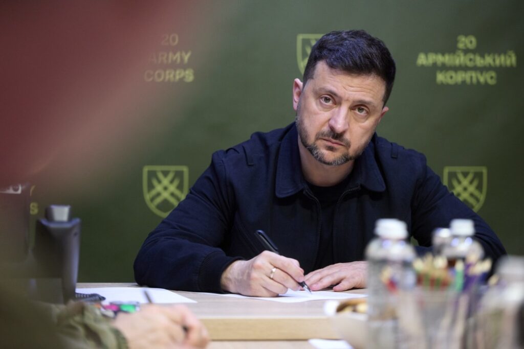 1567 дронов и 56 ракет применила РФ за двое суток: Зеленский на Ставке приказал усилить ПВО и готовить ответ