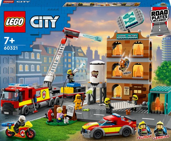 LEGO® City Brandweerteam 60321 bouwset; met een brandweerauto, aanhanger, pick-up van de commandant, sardientjesfabriek met wegklapbare vlammen, 7 minifiguren en figuren van een kat en kittens voor kinderen vanaf 7 jaar (766 onderdelen)
