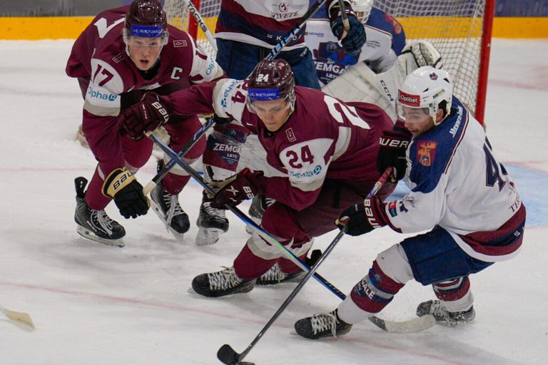 U-20 hokejisti Avotiņš un Laugalis nākamsezon spēlēs vienā komandā