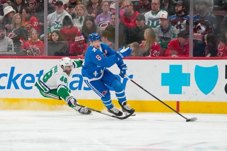 Ozoliņa rekordus labojušais aizsargs kļūst par apmaksātāko NHL hokejistu