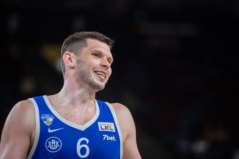 Medijs: Lomažs Izmiras klubā nespēlēs
