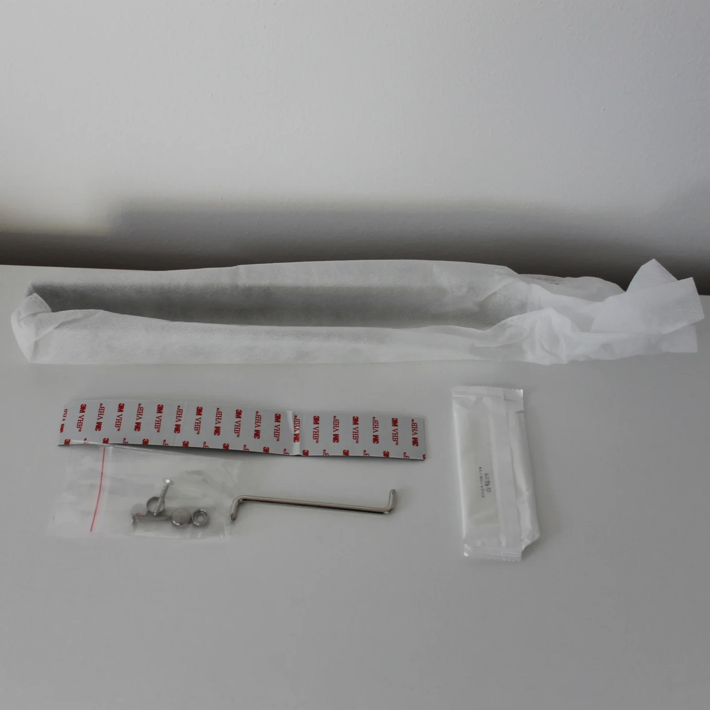 Kartoninhalt des Handtuchhalters Kartoninhalt des Handtuchhalters