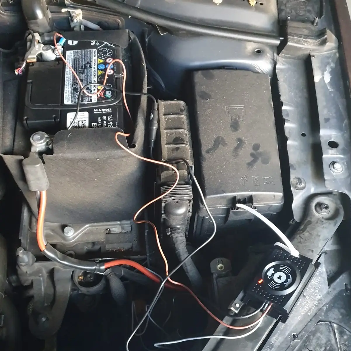 Ultraschallmilbenschutz im Einsatz montierter Marderschutz am VW Golf