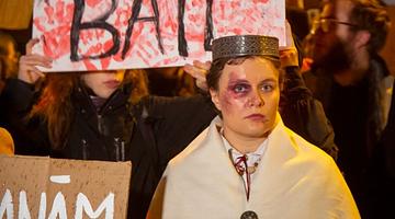 Латвия в ловушке национализма: от речевых оскорблений к демографическому краху