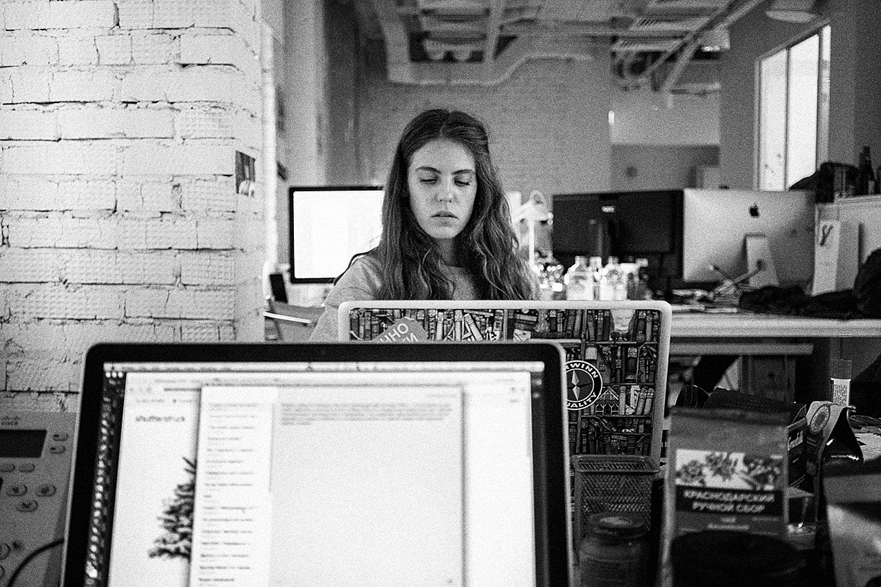 Почему слово «jealous» в тренде в России: анализ запросов и новостных триггеров