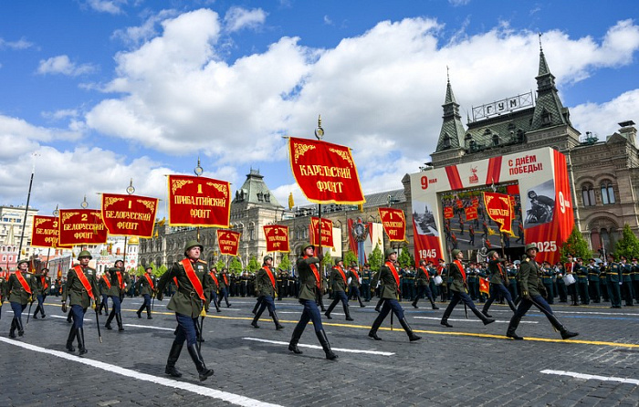 Почему поисковый запрос «парад» сейчас в тренде в России