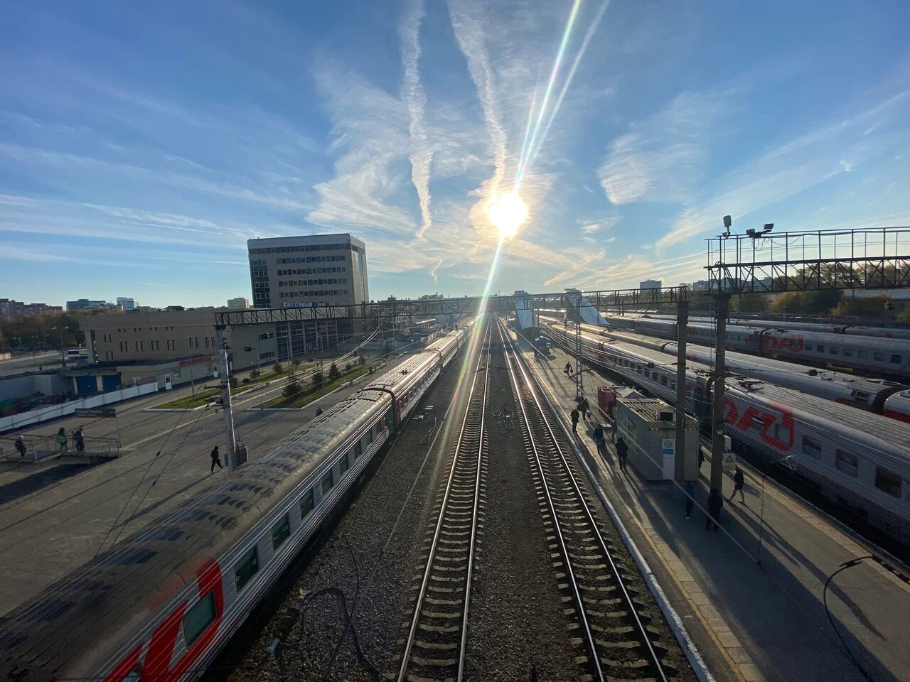 Критический перелом в российском железнодорожном парке: от дефицита грузовых вагонов к премиальному пассажирскому обслуживанию