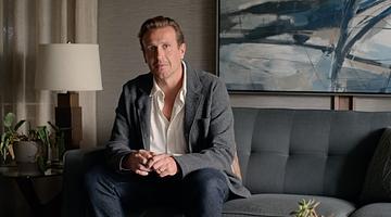 Jason Segel завершил третий сезон «Терапии» и поделился культурным шоком в Финляндии