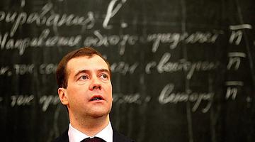 Дмитрий Медведев возглавил разработку новых учебников по обществознанию