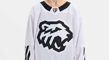 Трактор в центре внимания: от хоккейного льда до полей России