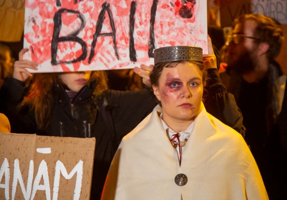 Латвия в ловушке национализма: от речевых оскорблений к демографическому краху