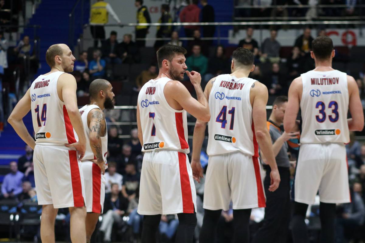 CSKA Москва одерживает победы в хоккее и баскетболе, а футбольный клуб в центре конфликта