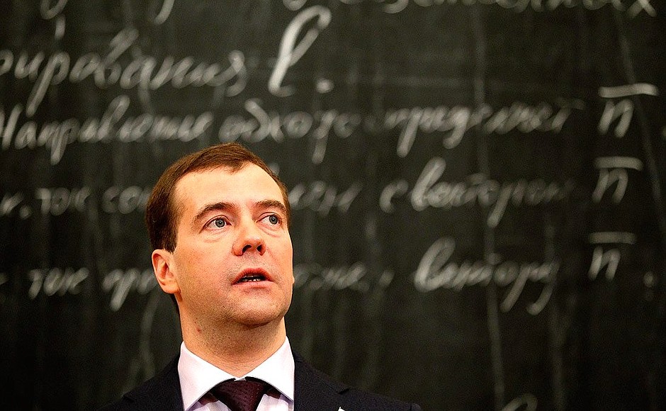 Дмитрий Медведев возглавил разработку новых учебников по обществознанию