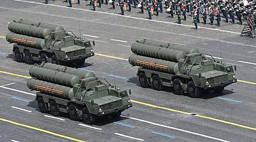 Кремль отверг слухи об отмене Парада Победы; в Москве прошёл юбилейный трамвайный парад