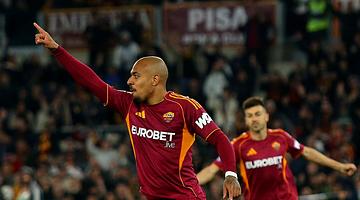 Roma Stuns Pisa 3-0, Malen’s Hat‑Trick Revives Champions League Push