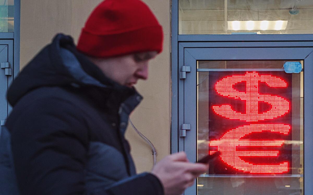 Рубль держится около 77 ₽: прогнозы и официальные курсы доллара в России