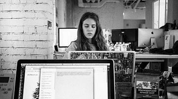 Почему слово «jealous» в тренде в России: анализ запросов и новостных триггеров