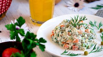 Почему салат «Оливье» вновь в центре внимания: анализ тренда в России